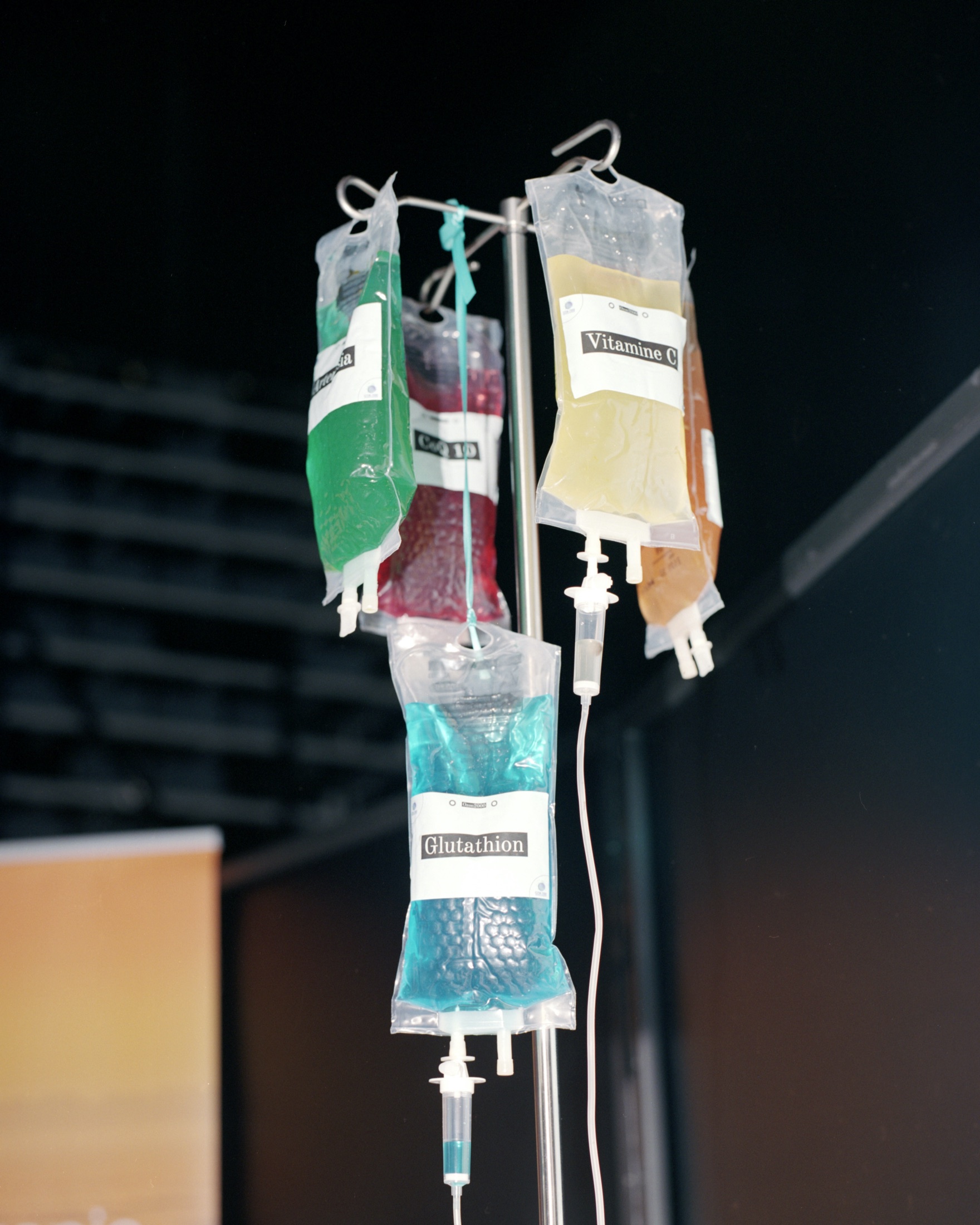 Poches de perfusion de vitamines colorées suspendues à une potence
